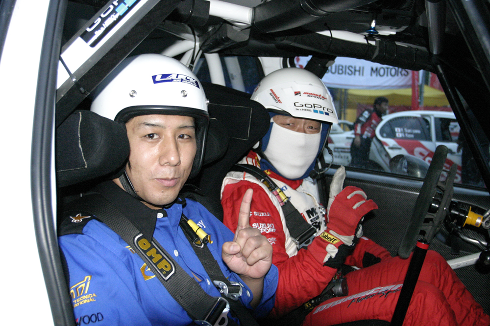 新城ラリー特設会場で、モンスター田嶋がパイクスピーク6連覇トークショー&SX4 WRCデモラン！