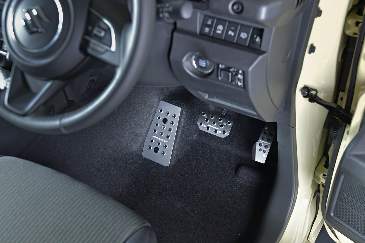 ジムニー JB64W フットレストカバー