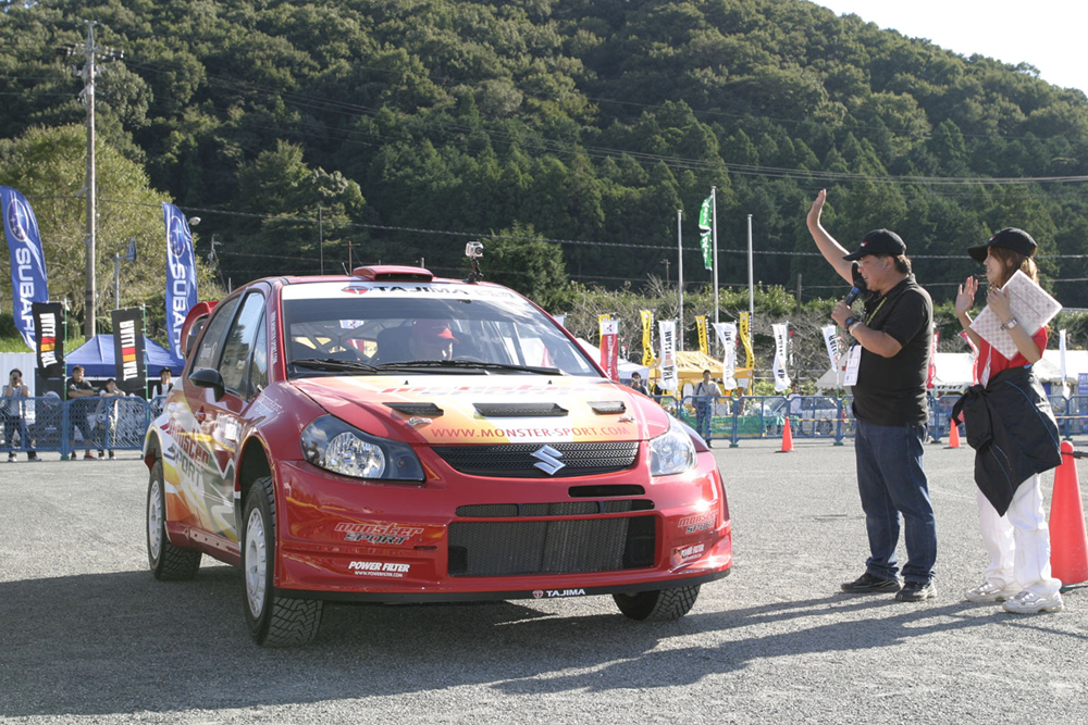 新城ラリー特設会場で、モンスター田嶋がパイクスピーク5連覇凱旋デモラン！