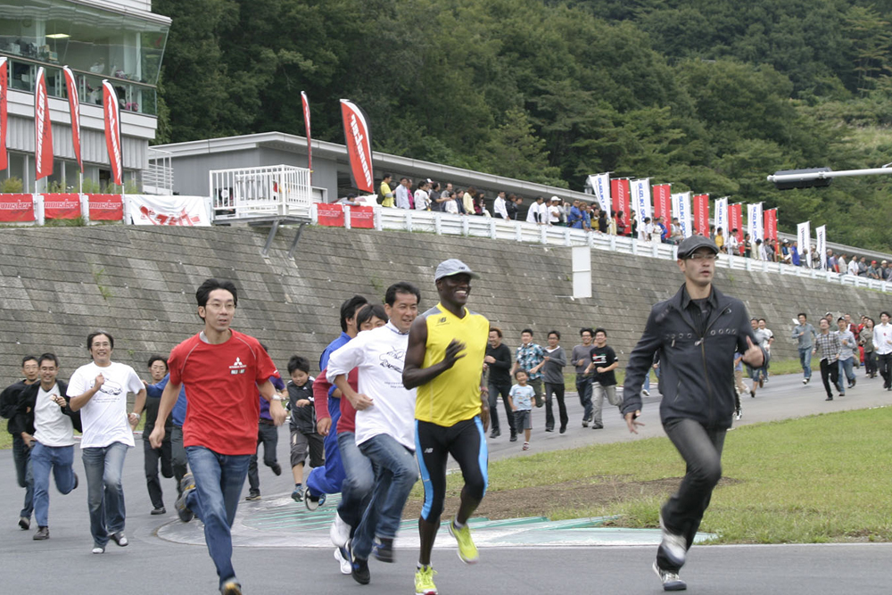 ベストカー読者感謝デーで、モンスター田嶋がパイクスピーク5連覇凱旋デモラン！