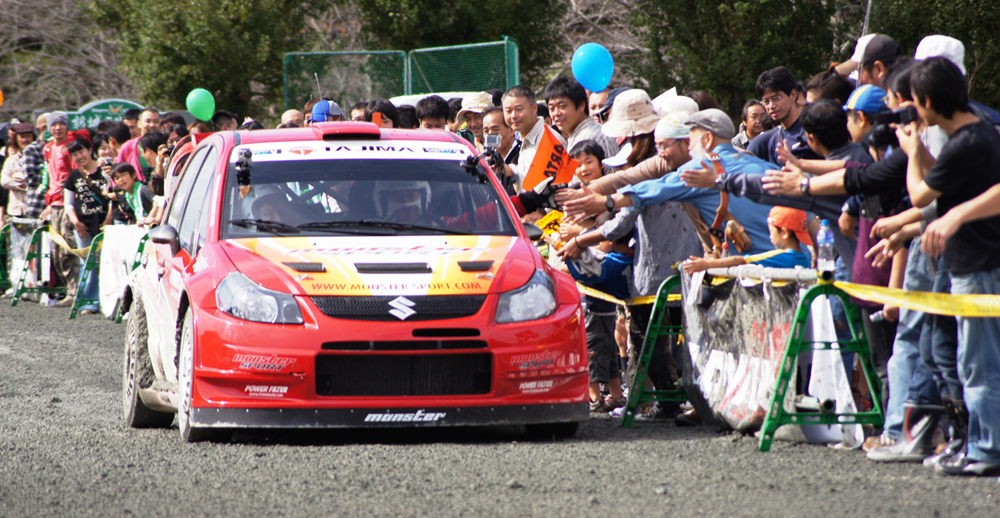 新城ラリー特設会場で、モンスター田嶋がパイクスピーク6連覇トークショー&SX4 WRCデモラン！