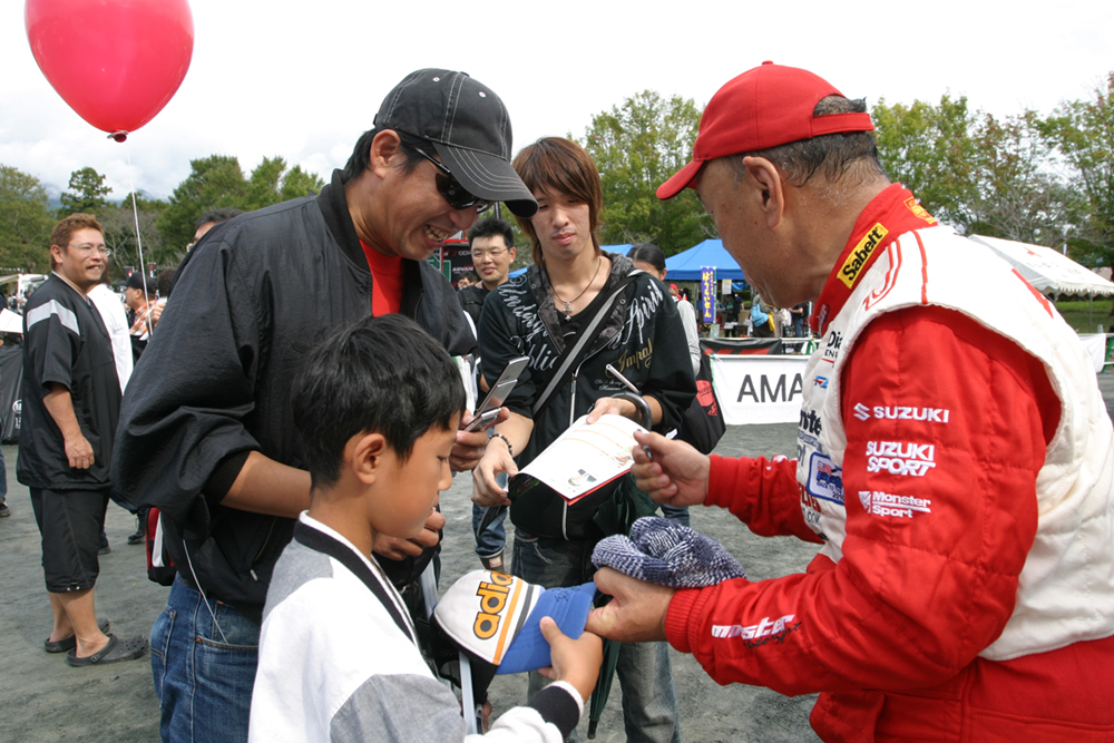 新城ラリー特設会場で、モンスター田嶋がパイクスピーク6連覇トークショー&SX4 WRCデモラン！